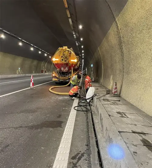 柘荣隧道排水渠清淤